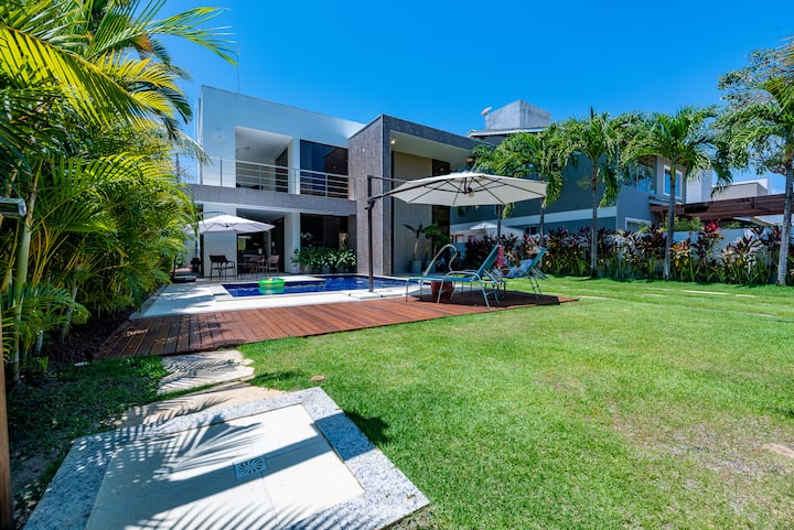 A casa vista do jardim, em Guarajuba