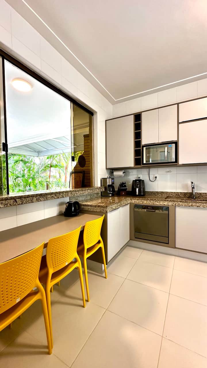 Cozinha com cadeiras amarelas