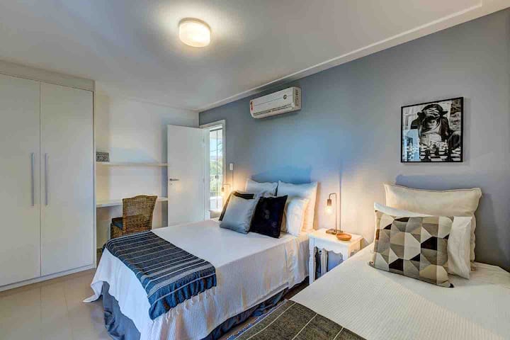 Quarto com duas camas de solteiro